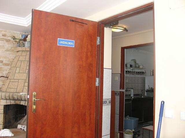 Pozostała stolarka drzwiowa: drzwi do pokoi mieszkalnych drewniane o szer. 73 cm, do aneksów sanitarnych płytowe o szer. 60 cm, do sali rehabilitacyjnej drewniane o szer.