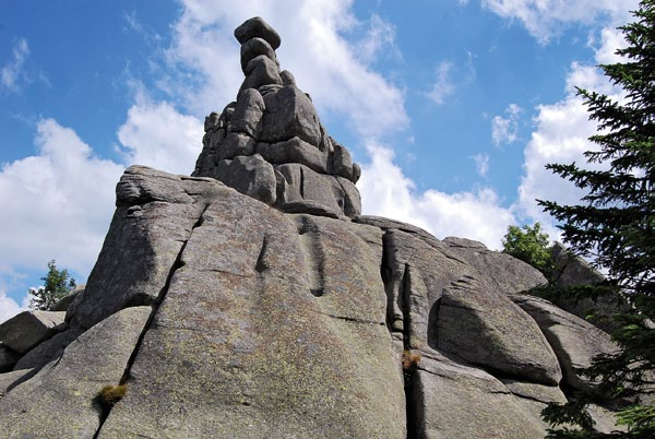 kiem, Pielgrzymy i Paciorki. Osobliwym przykładem jest Waloński Kamień w Przesiece (ryc. 51). Kociołki zobaczyć można na pionowej powierzchni bloku, który zsunął się ze szczytu niskiej skałki.
