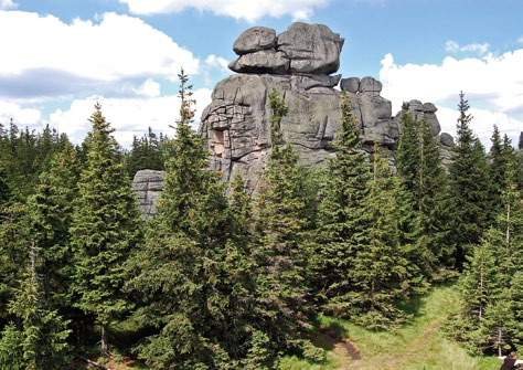 wysokości 1423 m n.p.m. Skałka ma kanciasty pokrój, niemniej w górnej części bloki są już nieco zaokrąglone, a skrajny północny filar przypomina postać ludzką (ryc. 74).