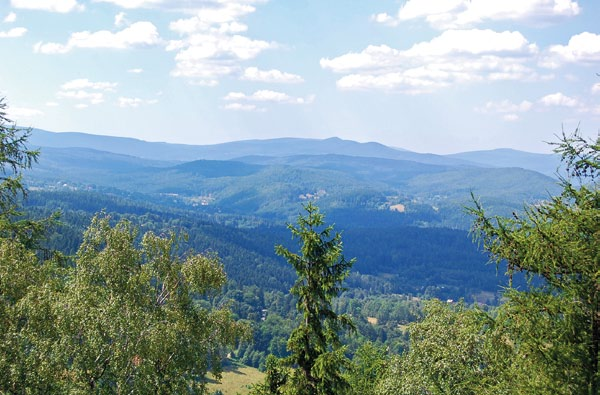 Ryc. 4. Obniżenie Karkonoskiego Padołu Śródgórskiego i Pogórze Karkonoskie widziane ze stoków Grabowca (1509 m). Przedłużeniem Grzbietu Śląskiego ku wschodowi jest krótki Czarny Grzbiet.