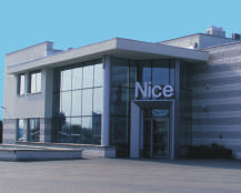 NICE POLSKA nale ¹cy do miêdzynarodowej grupy Nice notowanej na mediolañskiej gie³dzie papierów wartoœciowych, funkcjonuje na polskim rynku od 1996 roku.