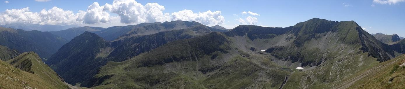 Galasescu 2433 m n.p.m. - krótka przerwa i po godzinie znowu podejście. Obniżenia są dość spore, wiec mamy okazję sprawdzić kondycję i wytrzymałość nóg.
