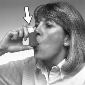 7. 4. Trzymać inhalator w pozycji pionowej palcami, z kciukiem na podstawie inhalatora, pod