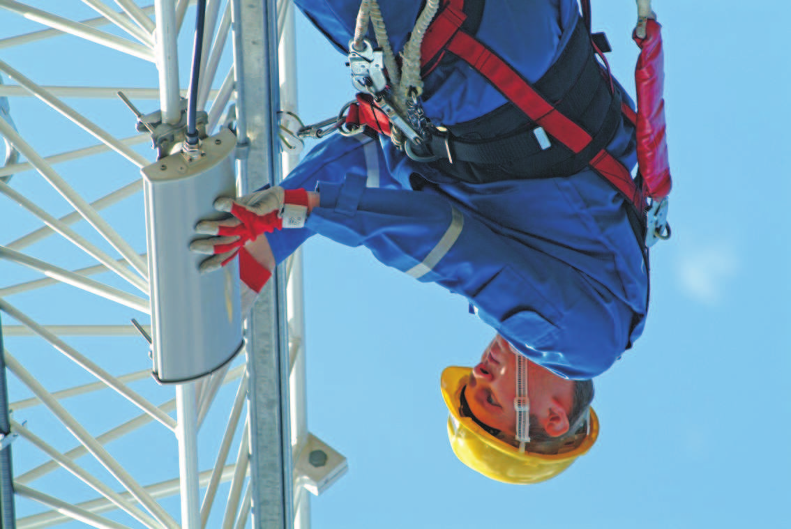 Zasoby ludzkie Firma ELTEL NETWORKS TELECOM zatrudnia wysoko wykwalifikowan¹ kadrê kierownicz¹, szereg in ynierów, specjalistów, koordynatorów, techników, instalatorów, logistyków oraz kadrê