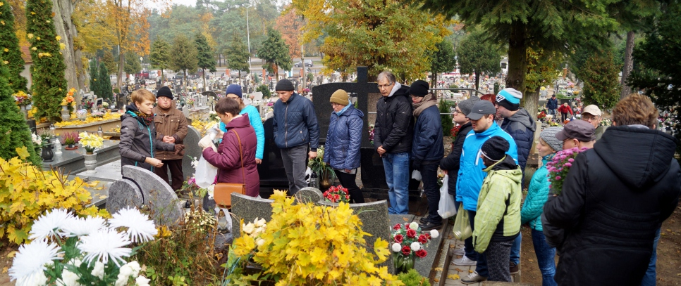 Następnie tradycja traﬁła do Francji, Anglii. Ten pogański zwyczaj był krytykowany przez kościół.