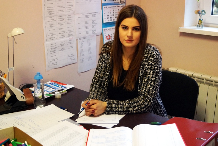 Pokazywaliśmy także jak się tnie wizytówki na gilotynie. Dzieci miały bardzo wielką frajdę z tego, a ja w tym czasie dokładniej zapoznałam się z Orianą, Mają oraz Kubą.
