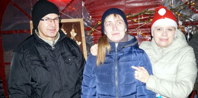 Na końcu goście na ręce pani dyrektor składali kwiaty, prezenty, gratulacje i życzenia. Impreza bardzo mi się podobała. Dostałam piękny kalendarz, w którym jest moje zdjęcie jak czytam książkę.