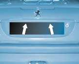 Oświetlenie tablicy rejestracyjnej W5W Włożyć cienki śrubokręt do jedego z dwóch zewnętrznych otwórów