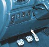 112 INFORMACJE PRAKTYCZNE WYMIANA BEZPIECZNIKA Skrzynki bezpieczników umieszczone są pod deską rozdzielczą oraz w komorze silnika.