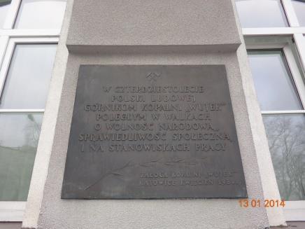 się przy ulicy Powstańców obok