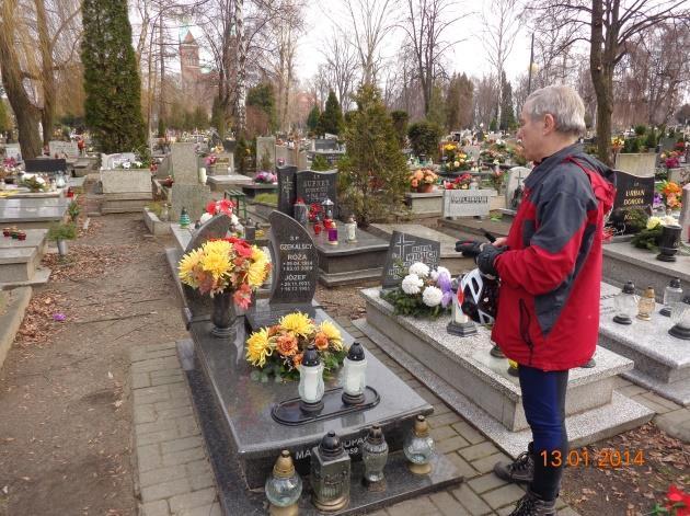 Na cmentarz wchodzimy przez bramę w pobliżu skrzyżowania ul.