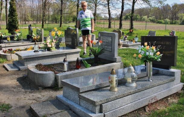 Pomnik W hołdzie górnikom jest w środku pomiędzy pomnikiem Ślązakom deportowanym, poległym w ZSRR oraz pomnikiem W