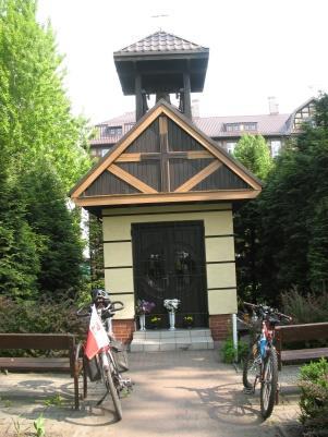 postaci obudowy wyrobiska chodnikowego w kopalni a w niej rzeźba ratownika górniczego