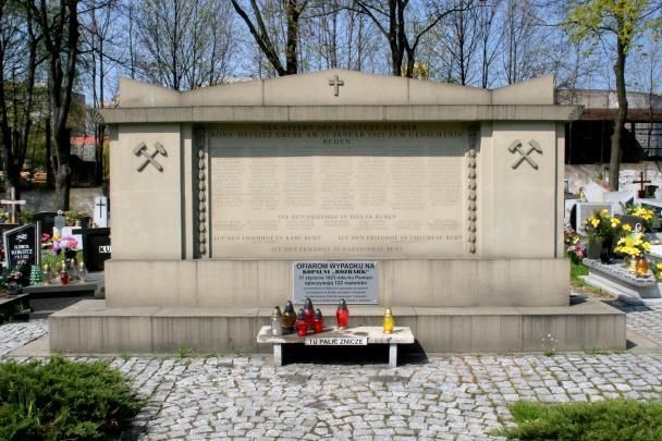 Przed siedzibą Centralnej Stacji Ratownictwa Górniczego przy ulicy Chorzowskiej 25 znajduje się pomnik (obelisk) oraz pomnikowa tablica z nazwiskami ratowników górniczych