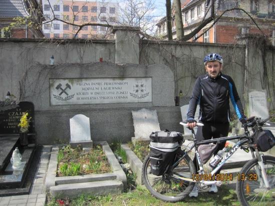 Jadąc z centrum Bytomia ulicą Witczaka około 500 m. w kierunku Piekar skręcamy w prawo w ulicę Staffa. Po lewej stronie alejki około 50 m. od końca jest mogiła poległych górników.