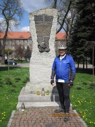 Wchodząc na cmentarz od ulicy Kraszewskiego udajemy się alejką do końca. Mogiła znajduje się pod murem po prawej stronie.