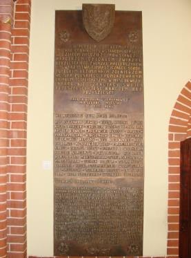 Na zdjęciu w tle widoczne murowane ogrodzenie cmentarza i panorama otoczenia. Tarnów. 1.