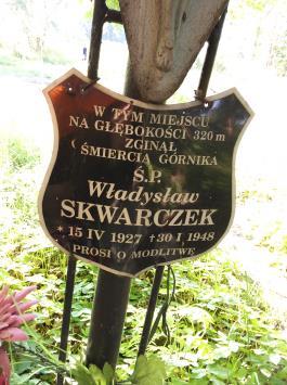 znajduje się miejsce (forma nagrobka) upamiętniające śmierć górnika Władysława Skwarczek w dniu 30.01.1948 r. w tym miejscu pod ziemią. Zabrze Zaborze Północ. Skansen Górniczy Królowa Luiza.