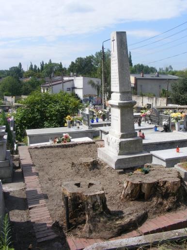 Mogiła jest widoczna z daleka ponieważ jest opasana łańcuchem na słupkach. Czeladź cmentarz.