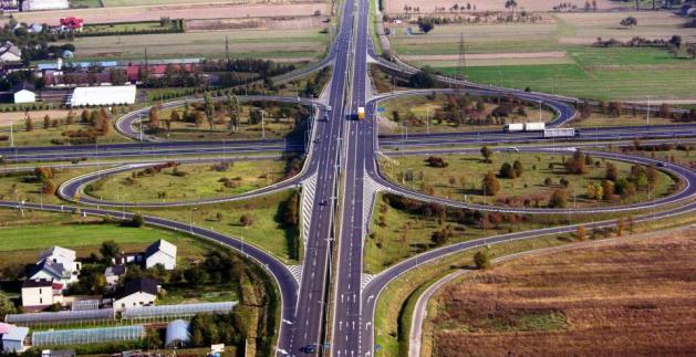 przy biegnącej wzdłuż jego zachodniej granicy autostradzie A1.