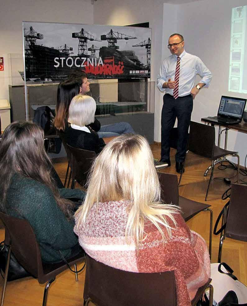 Młodzież pracowała w grupach warsztatowych pod kątem konkretnych zagadnień: Czy emigracja daje pełną wolność? Dylematy polskich twórców kultury w latach 1939-1989 ; Gdy naszym dzieje się krzywda.