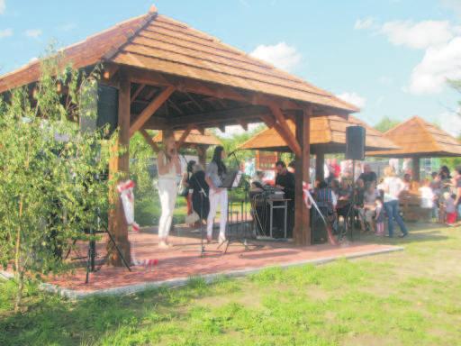 Mieszkañcy angaýujà siæ w dziaùalnoúã spoùecznà zwiàzanà z ochronà ýycia i mienia mieszkañców, pracuj¹c na rzecz Ochotniczej Straýy Poýarnej, która od blisko stu lat ochrania mieszkañców wsi oraz
