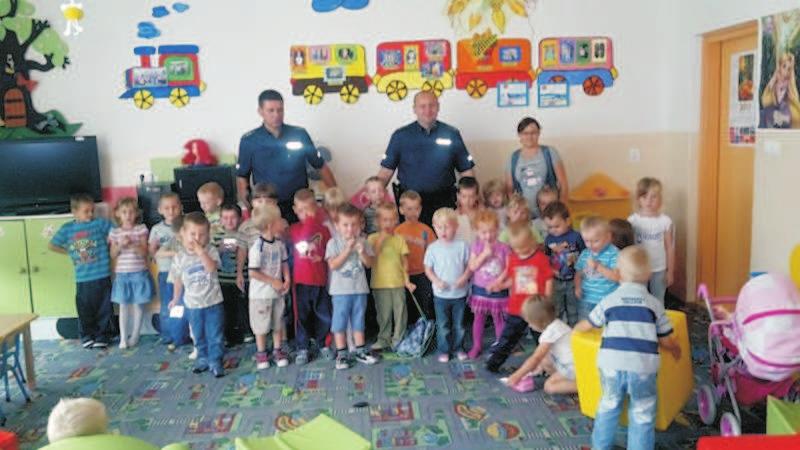 Podczas wizyty w ódzkim ZOO i w Warszawie dzieci uczyùy siæ poszanowania roúlin i zwierzàt.