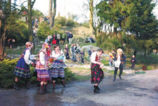 Do tradycji nale ¹ obrzædy wielkanocne dyngus, przyúpiewki weselne,