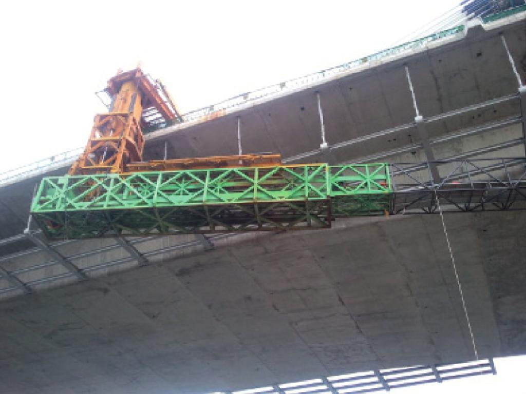 double tied arch bridge). Rozwiązanie to pozwala na zwiększenie rozpiętości przęsła i sztywności konstrukcji, co jest szczególnie pożądane w przypadku ruchu taboru kolejowego.