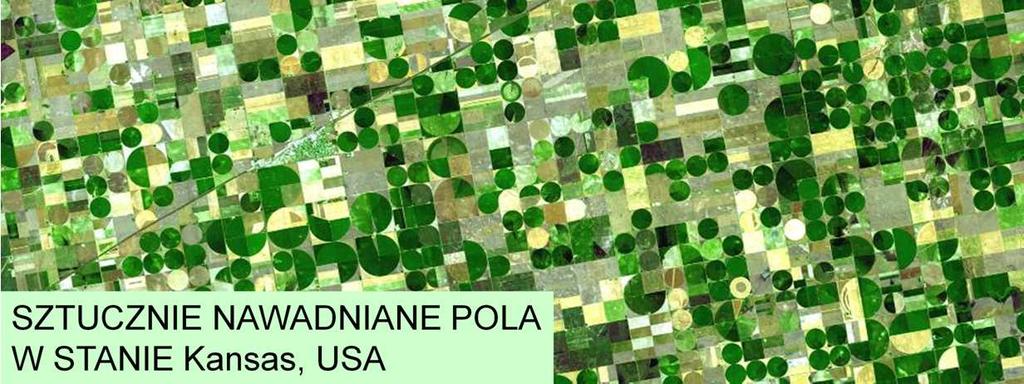 W krajach zamoŝnych rolnicy podlewają pola przy pomocy deszczowni, których ogromna ramiona zataczają koło wokół osi, gdzie doprowadzona jest