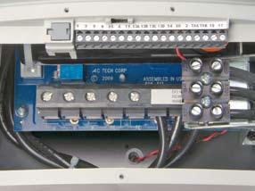 analogowe 0-10 VDC 4-20 VDC Wyjścia analogowe 0-10 VDC/2-10 VDC Zasilanie 10 VDC Zadane napięcie dla potencjometra 12 VDC 20 ma napięcie zasilania dla wejść cyfrowych 12 VDC 50 ma napięcie zasilania