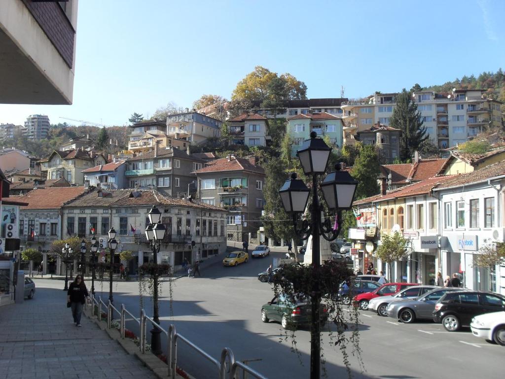 Veliko Tarnovo to przepiękne miasteczko, które z pewnością spodoba się każdemu, nawet temu najbardziej wymagającemu prawie codziennie świeci słońce, na ulicach jest pełno tętniących życiem kawiarenek