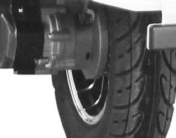 Serwisowanie hamulca tylnego Regulacja hamulca tylnego * Ustaw pojazd na podpórce podnosząc tylne koło i wyreguluj hamulec tylny.