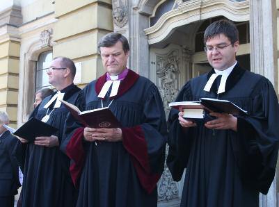 W tym czasie, w obecnym Wrocławiu, przebywa wielu niemieckich ewangelików, a także polskich robotników przymusowych wyznania ewangelickiego.