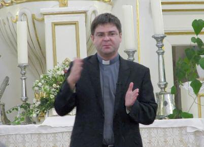 Uczestnicy z trudem mieścili się w ławkach, więc zajmowali miejsca w przejściach i na balkonach. Festiwalowa Wędrówka po Dzielnicy Czterech Świątyń odbyła się już po raz ósmy.