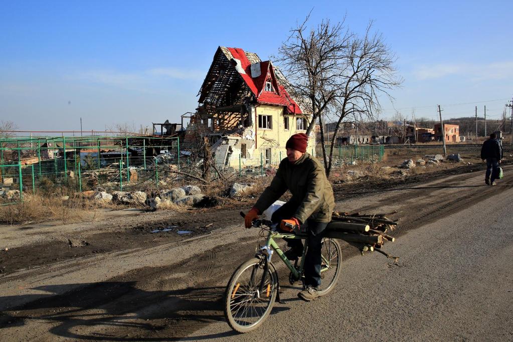 Zniszczenia we wsi Siemionowka, Ukraina, 2015, fot.