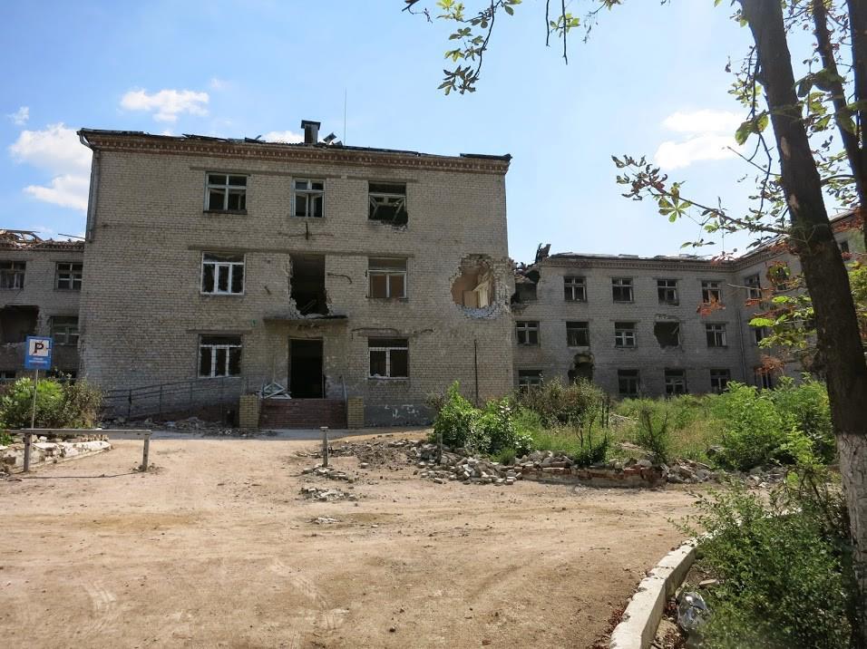 Wojewódzki Szpital Psychiatryczny zniszczony i opustoszały po ostrzale artyleryjskim., Słowańsk, Ukraina, sierpień 2014. Fot. PAH Ograniczony jest także dostęp do pomocy medycznej.