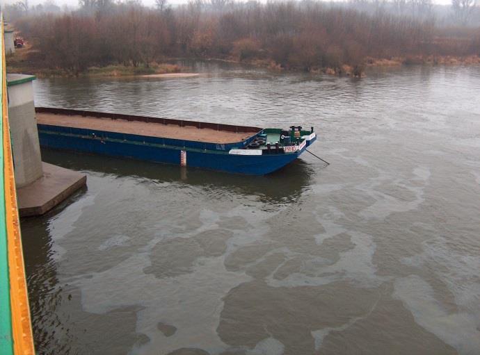 Rurociągi paliwowe biegnących pod dnem Wisły Pomiędzy 684 a 689 km (9 14 km poniżej stopnia wodnego) przebiegają dwa gazociągi z etylenem oraz 2 ropociągi.