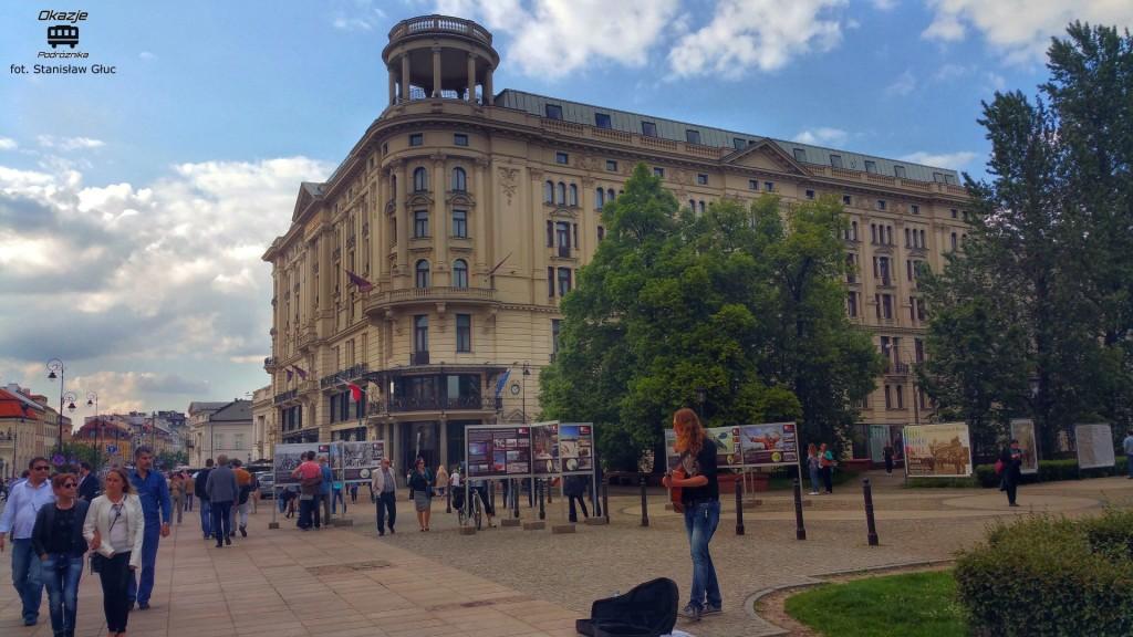 Dotarłem po dłuższej chwili pod hotel Bristol.