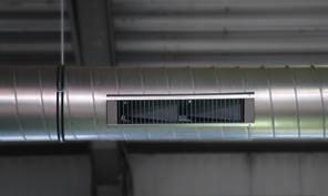 wylotowe montuje się blisko podłoża, rury wlotowe na wysokości 4-6 m i przyłącza do centralnego systemu odsysająco filtrującego» zanieczyszczone ciepłe powietrze podnosi się, zostaje zebrane za