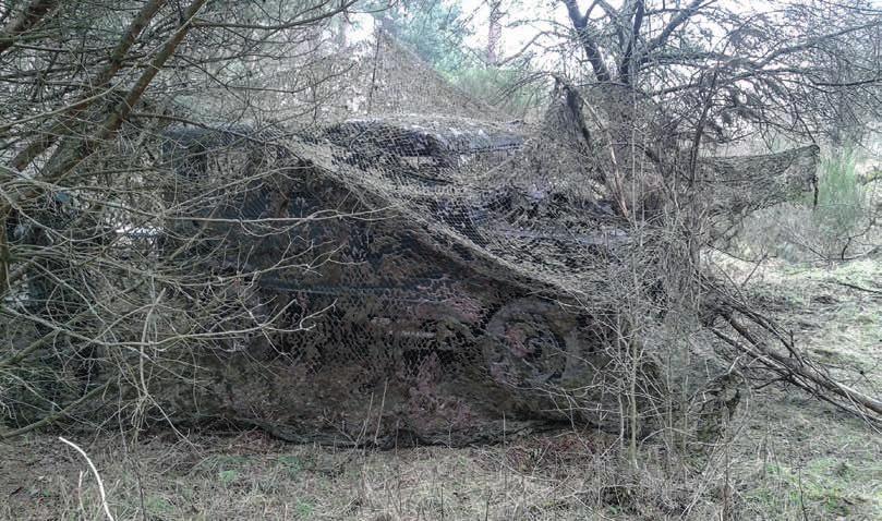 TEMAT NUMERU WALKA W LESIE ARCHIWUM AUTORA. 1. Wóz dowódcy baterii zamaskowany w lesie Ograniczone pole obserwacji stwarza niekorzystne warunki do prowadzenia rozpoznania wzrokowego.
