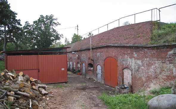 schron piechoty typ: wzór 1888 j18 Numer projektowy: U12e POLSKI NUMER DO 1926: P17 NUMER DOk: 1358 NUMER OC: A3 Rok budowy: 1889 Modernizacje: nie latryna: brak obwałowany: nie Adres: