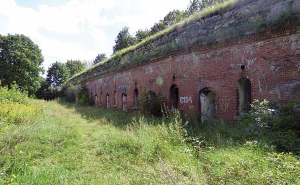 FORT X Nazwa polska: Bateria Nadbrzeżna Nazwa niemiecka: Batterie Grünthalmühle Numer projektowy: brak NUMER OC: C104 TYP: bateria z wodną fosą rok budowy: 188992 Modernizacje: brak A/49 1971 10