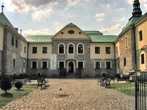 Otacza go szeroka na cztery metry fosa, która zasilana była wodą ze źródła Potoku Zagórskiego bijącego u podnóża pagórka.