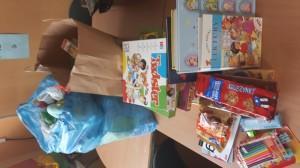 - ZBIÓRKA DLA DZIECI Z OŚRODKA DLA UCHODŹCÓW W GRUPIE W grudniu w naszej szkole odbyła się zbiórka słodyczy oraz artykułów szkolnych dla dzieci z ośrodka dla