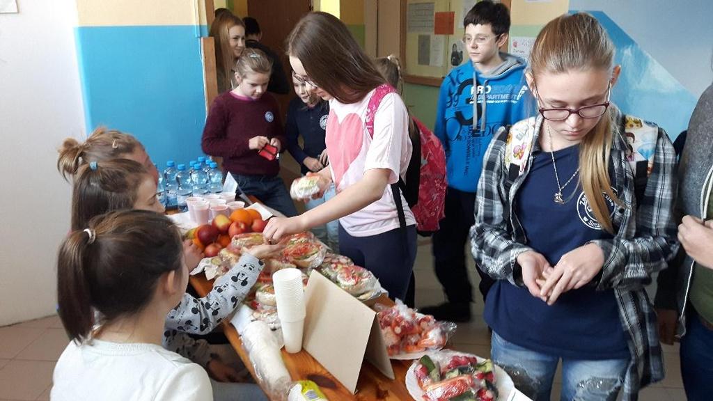 02) uczniowie klas IV brali udział w warsztatach zdrowego odżywiania Zielona kraina organizowanych przez Ogólnopolskie Towarzystwo Dietetyków.