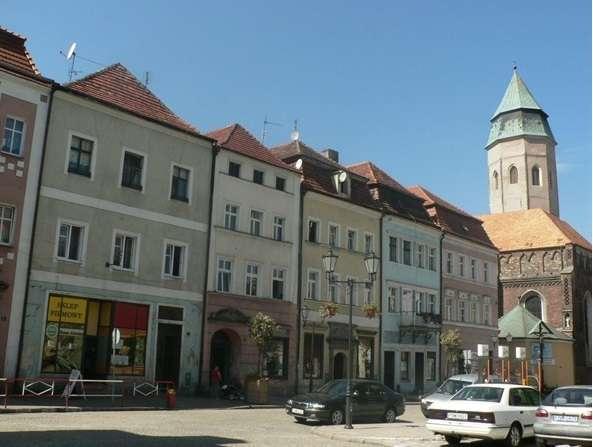 istniejącej zabudowy w zwarty i kompletny zespół miejski poprzez uzupełnienia współczesną odpowiednio dostosowaną do otoczenia architekturą. Dawny charakter starego miasta zakłócają wybudowane w XX w.