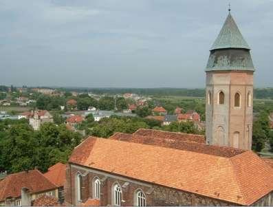 Po wielu przebudowach i modernizacjach obecnie kościół jest trzynawową budowlą z kamienia i cegły.