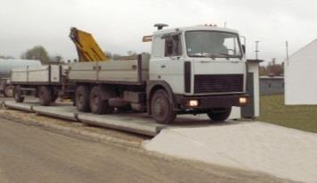B wersja najazdowa, waga z najazdami betonowymi, wyniesiona ponad powierzchnię drogi, posadowiona na ławach fundamentowych.