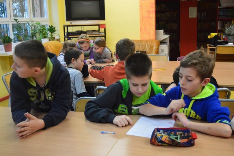Następnie w grupach układaliśmy krótką historię o sławnym sportowcu. W opowiadaniu musieliśmy zawrzeć sześć wypisanych wyrazów. Lider przedstawił efekty pracy swojej grupy.